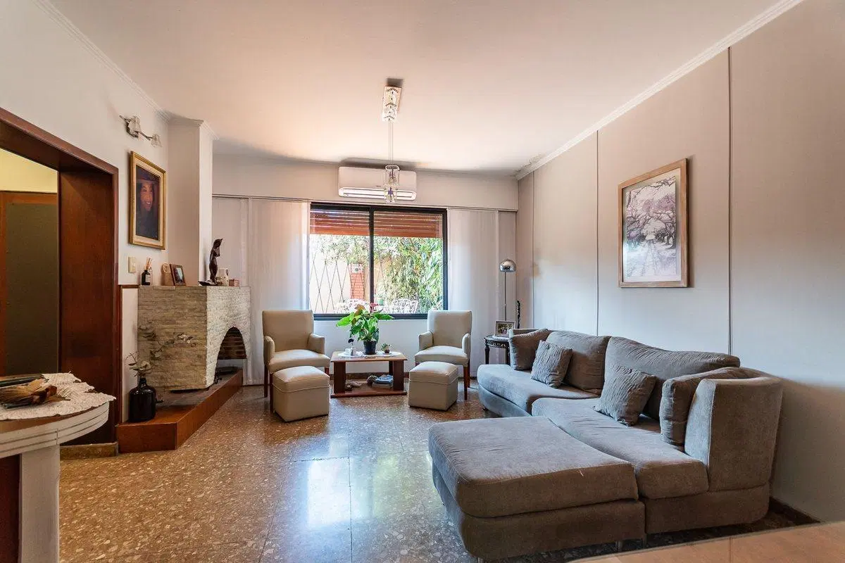 Casa en venta con cochera en Villa lugano 2