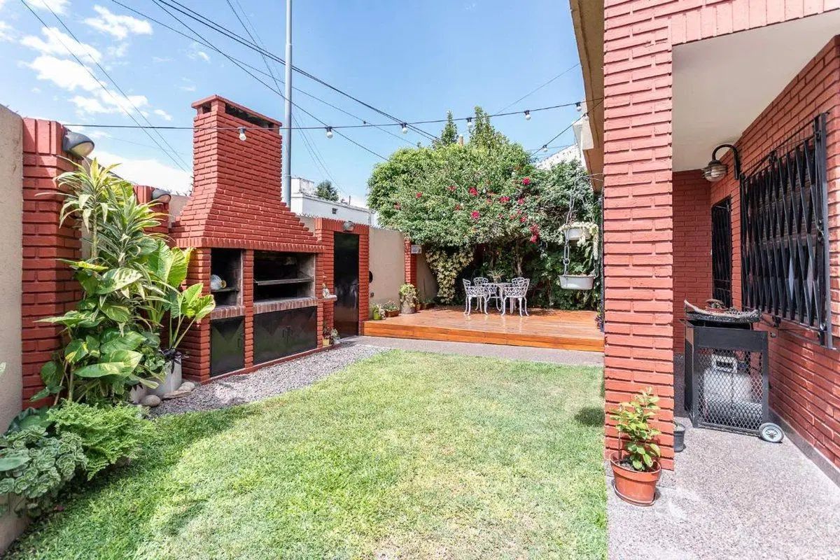 Casa en venta con cochera en Villa lugano 3
