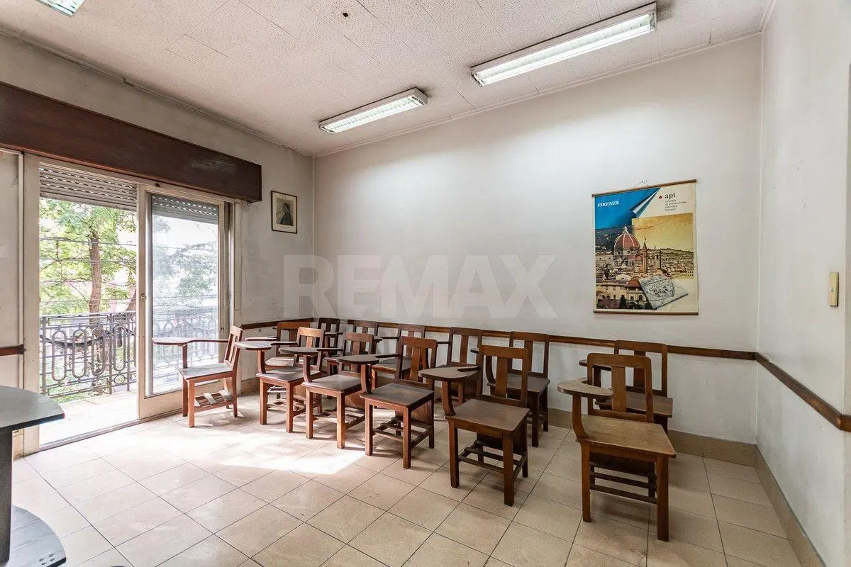 PH de 500 m2 para reciclar con balcón - Flores 4