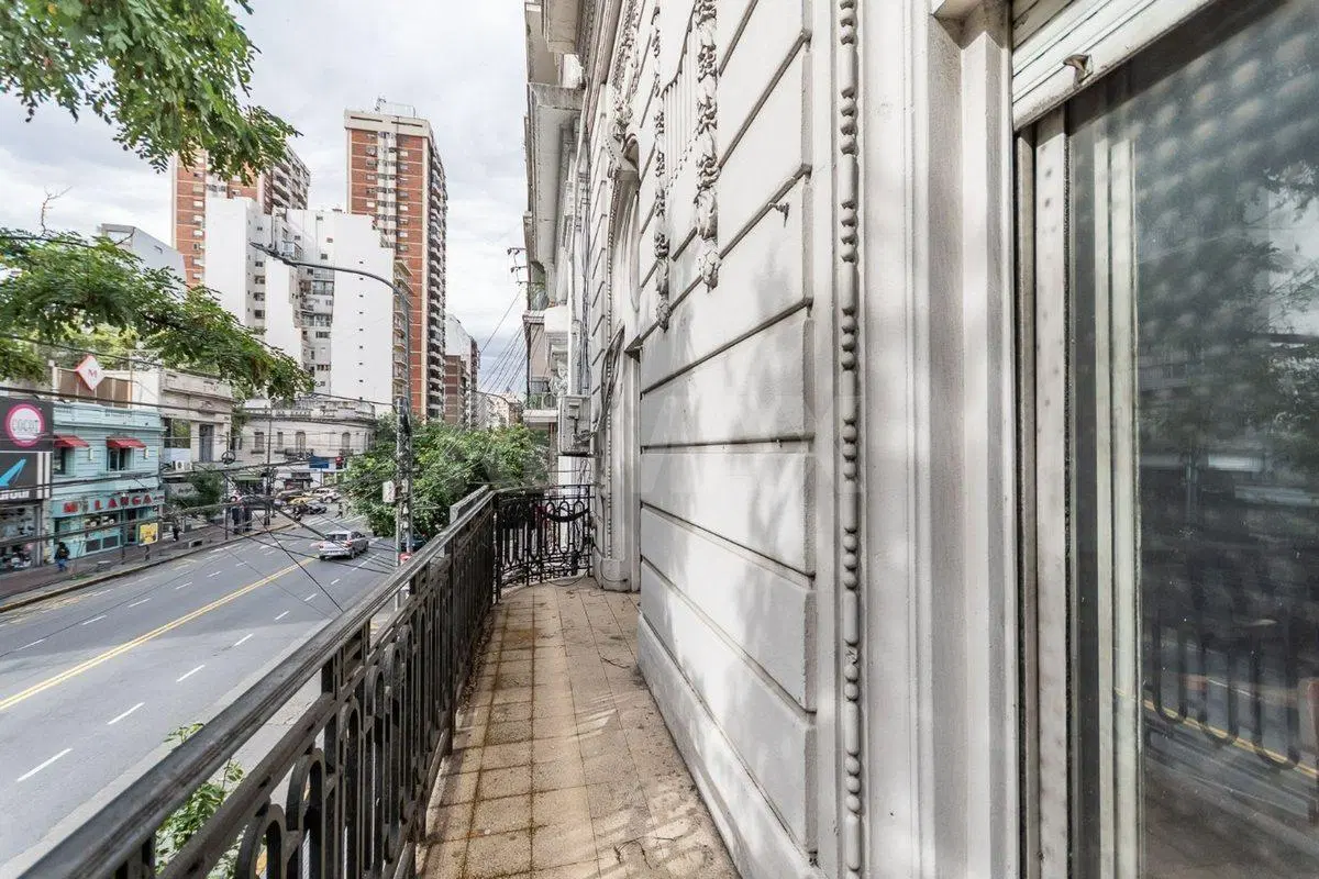 PH de 500 m2 para reciclar con balcón - Flores 5