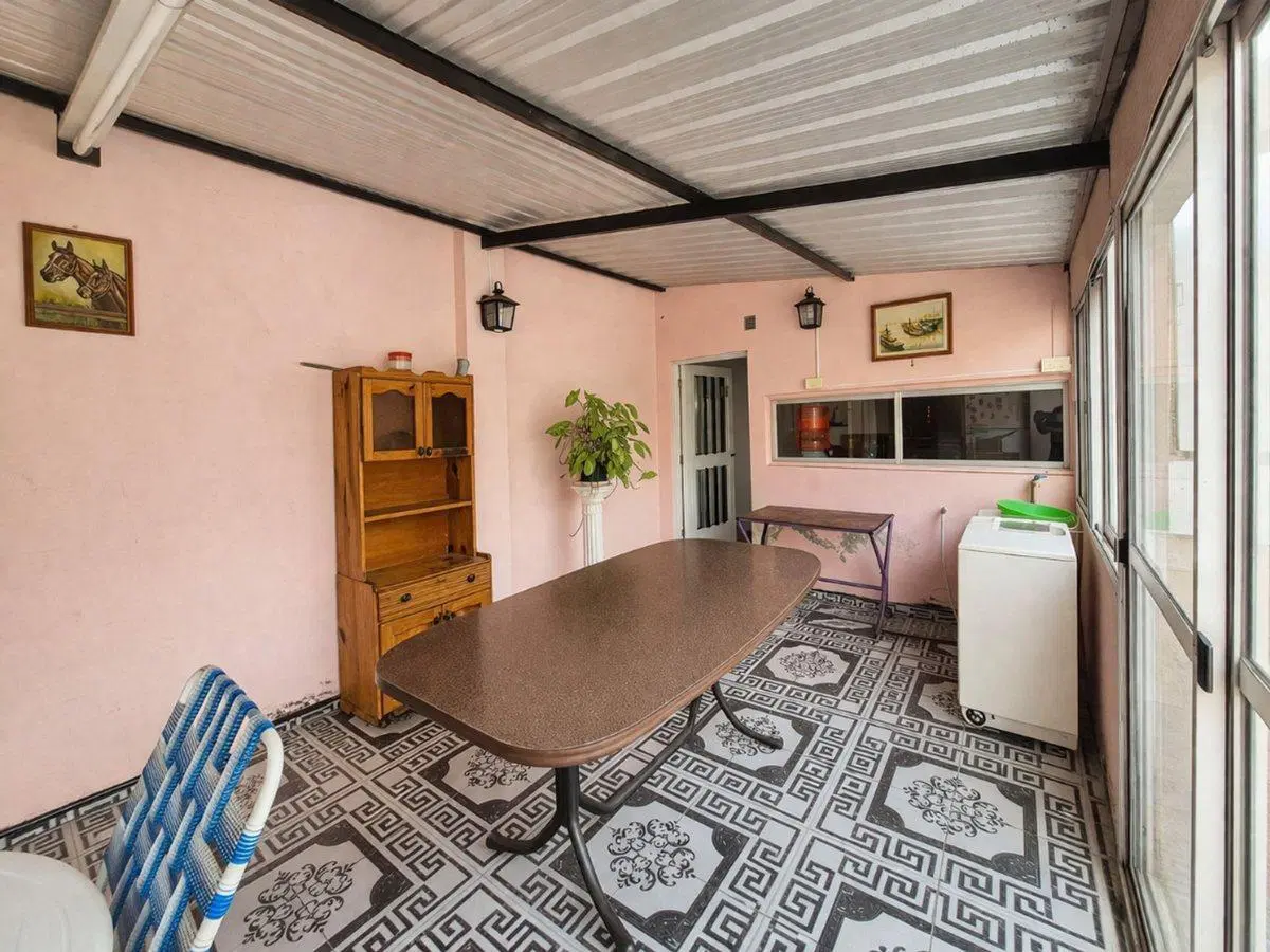 VENDEMOS CASA 3 AMB. EN PB C/PATIO - V. LUZURIAGA 3