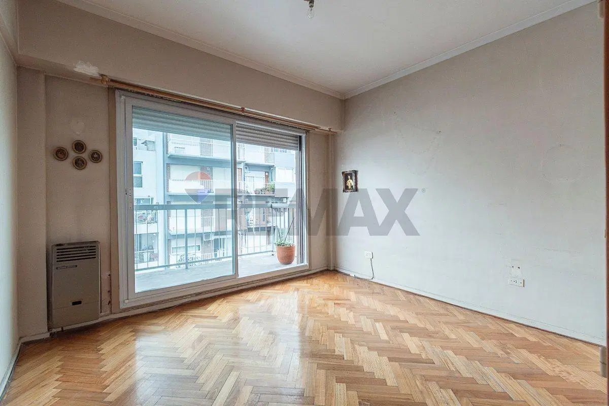Venta departamento con balcón 4 amb. en Olivos 2