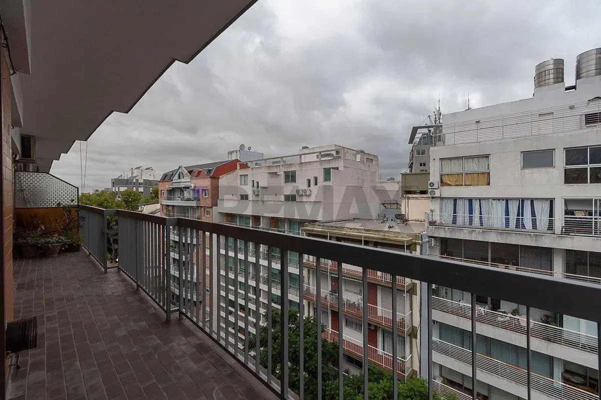 Venta departamento con balcón 4 amb. en Olivos 3