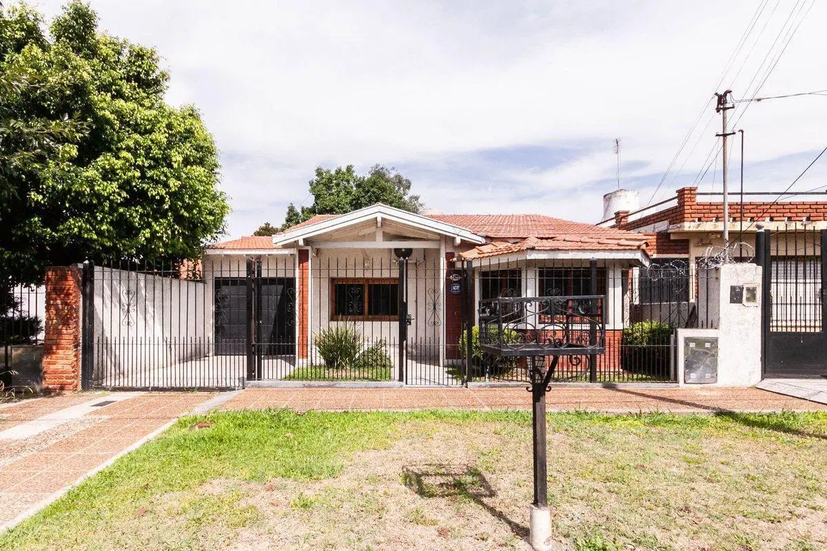Venta Casa 3 ambiente con Cochera en Temperley 3