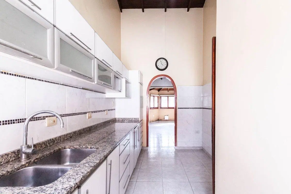 Venta Casa 3 ambiente con Cochera en Temperley 2