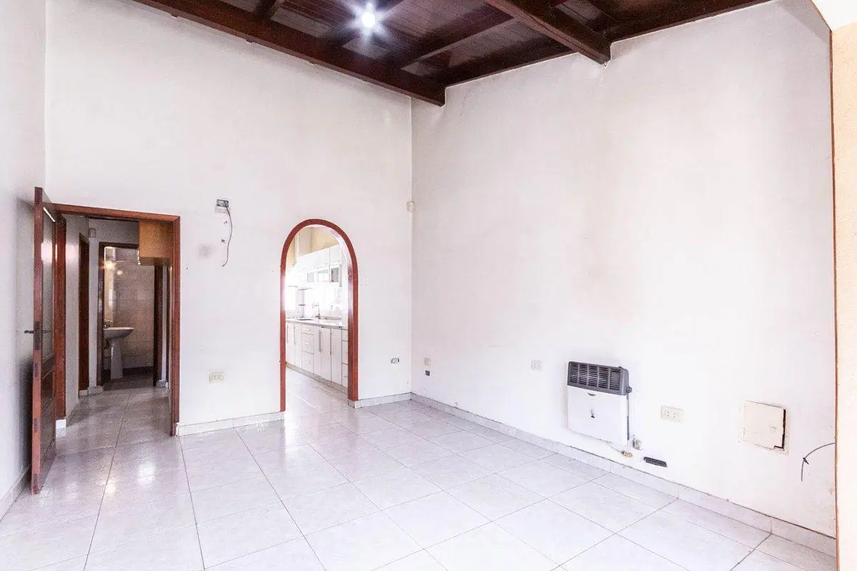 Venta Casa 3 ambiente con Cochera en Temperley 4