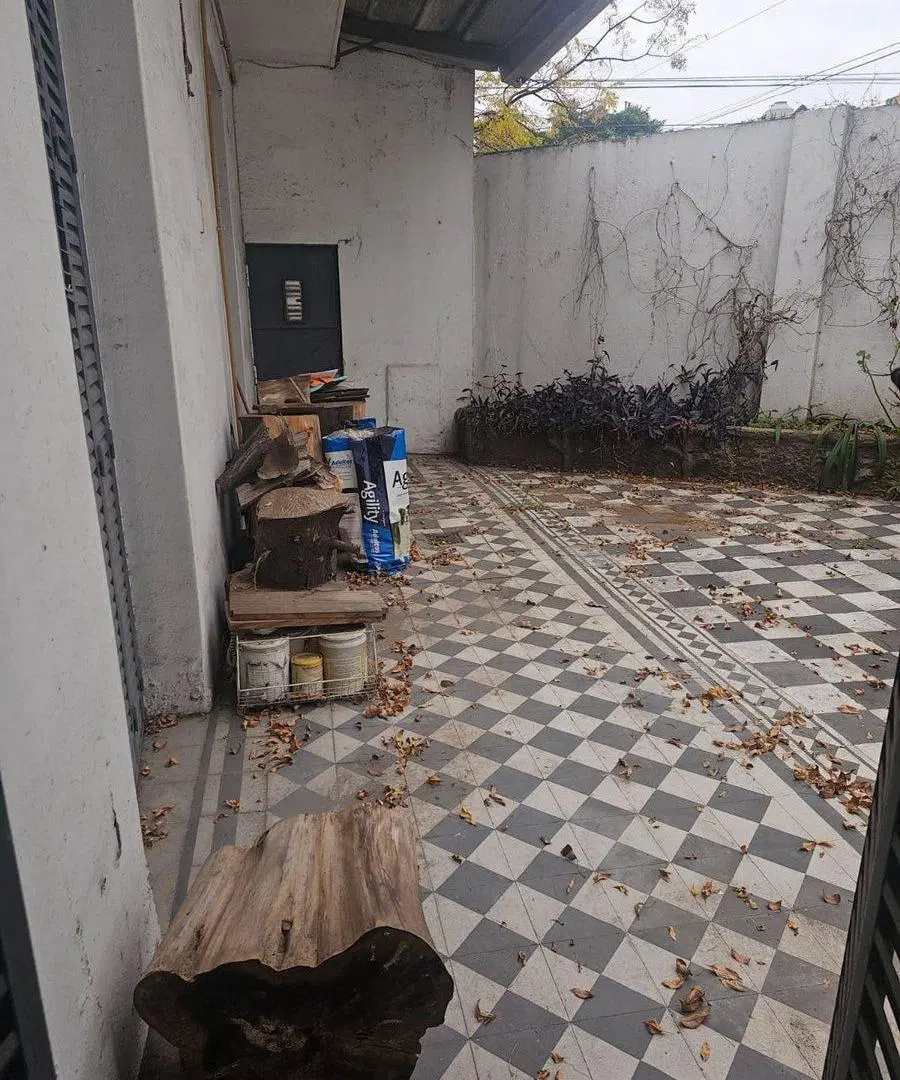 VENTA CASA 3 AMB A REFACC TERRAZA PATIO-FLORES 5