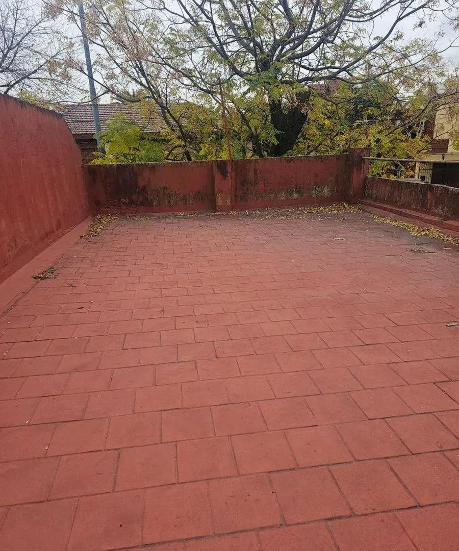 VENTA CASA 3 AMB A REFACC TERRAZA PATIO-FLORES 2