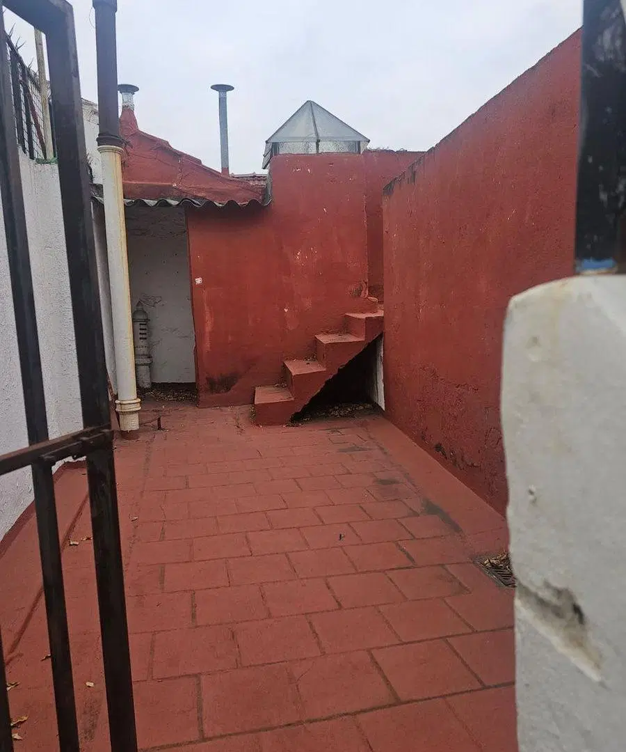 VENTA CASA 3 AMB A REFACC TERRAZA PATIO-FLORES 4
