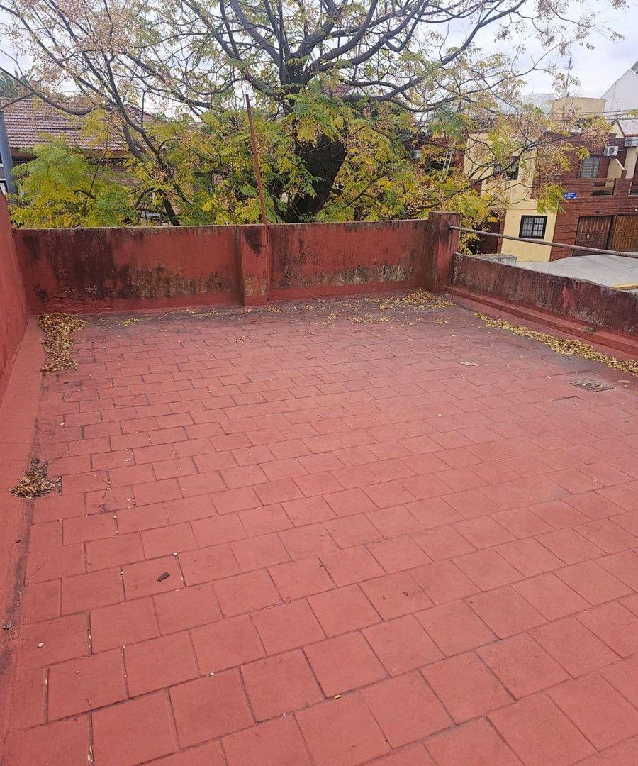VENTA CASA 3 AMB A REFACC TERRAZA PATIO-FLORES