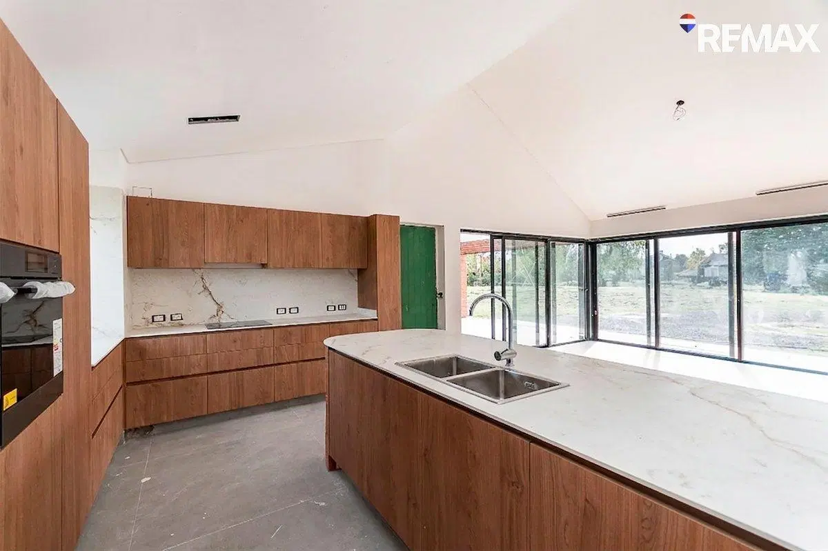 VENTA DE EXCLUSIVA CASA A ESTRENAR - 8 AMB s/1 HA 5