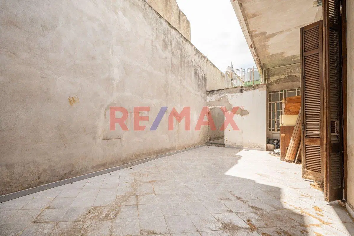 VENTA- CASA MULTI FAMILIAR – A RECICLAR 3