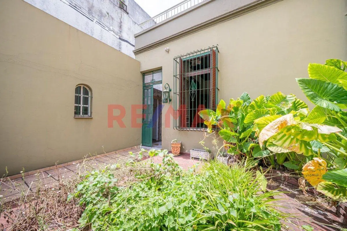VENTA- CASA MULTI FAMILIAR – A RECICLAR 2
