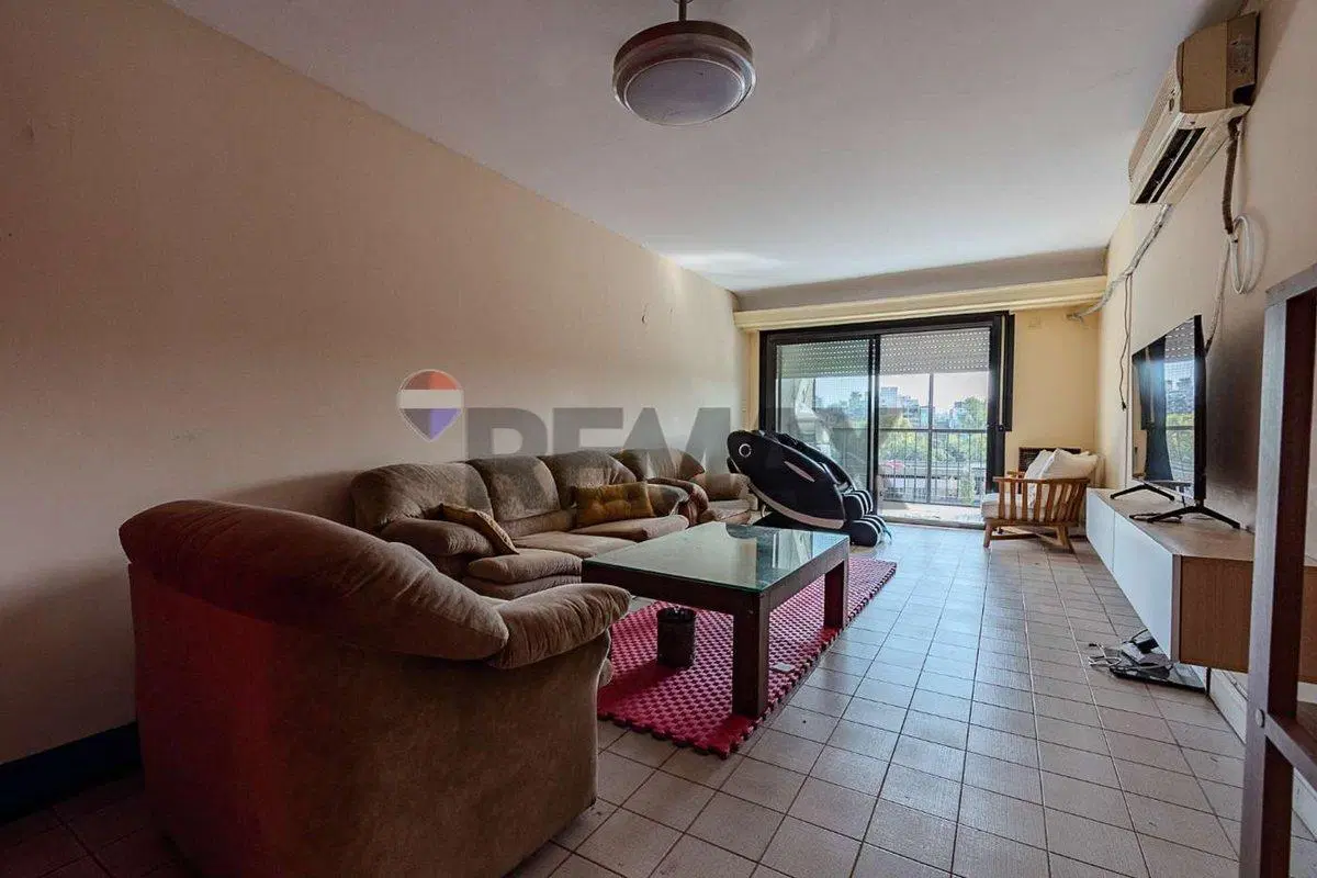 EXCELENTE PISO ENTERO CON BALCON EN P. CHACABUCO 2
