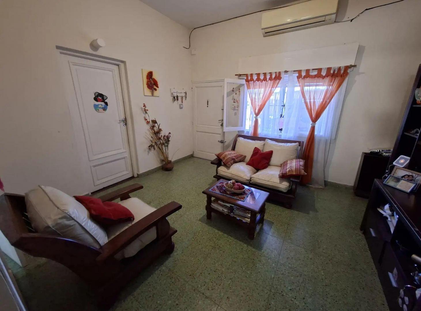 Foto de Venta Casa 4 Amb c/ Cochera en Terreno Propio, imagen 1