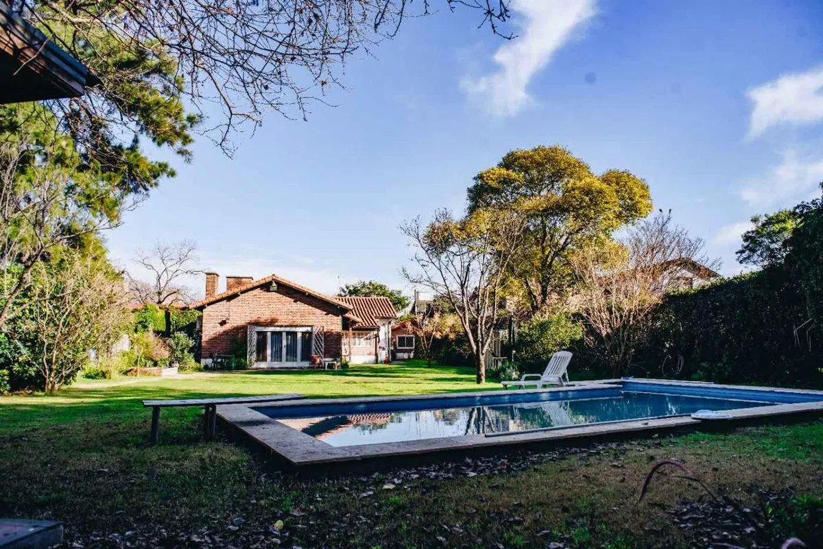 CASA 6 amb en Venta en HURLINGHAM, PILETA 5