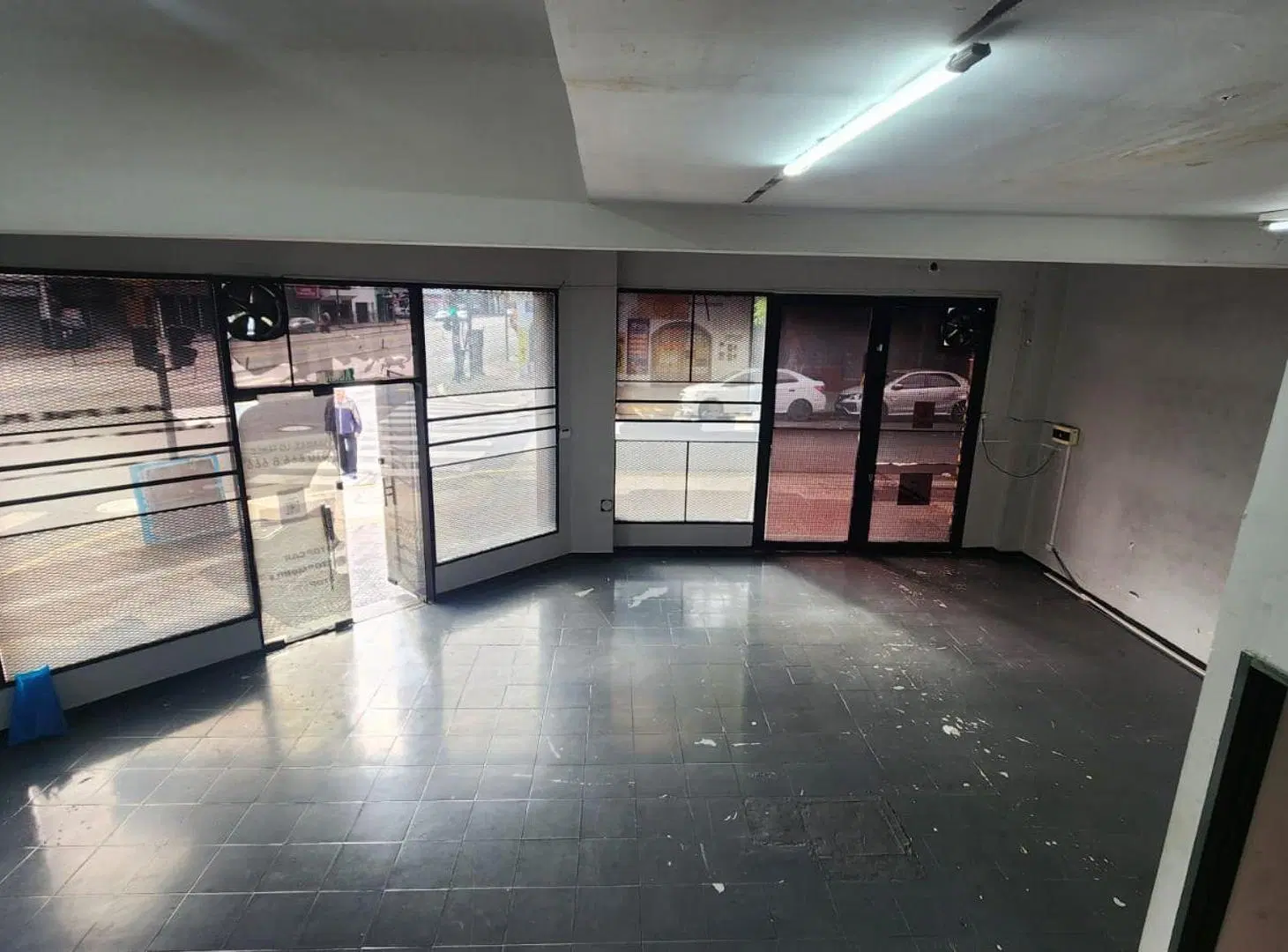 ALQUILER LOCAL ACCESO AUTO ESQUINA 130 m2 FLORESTA 4