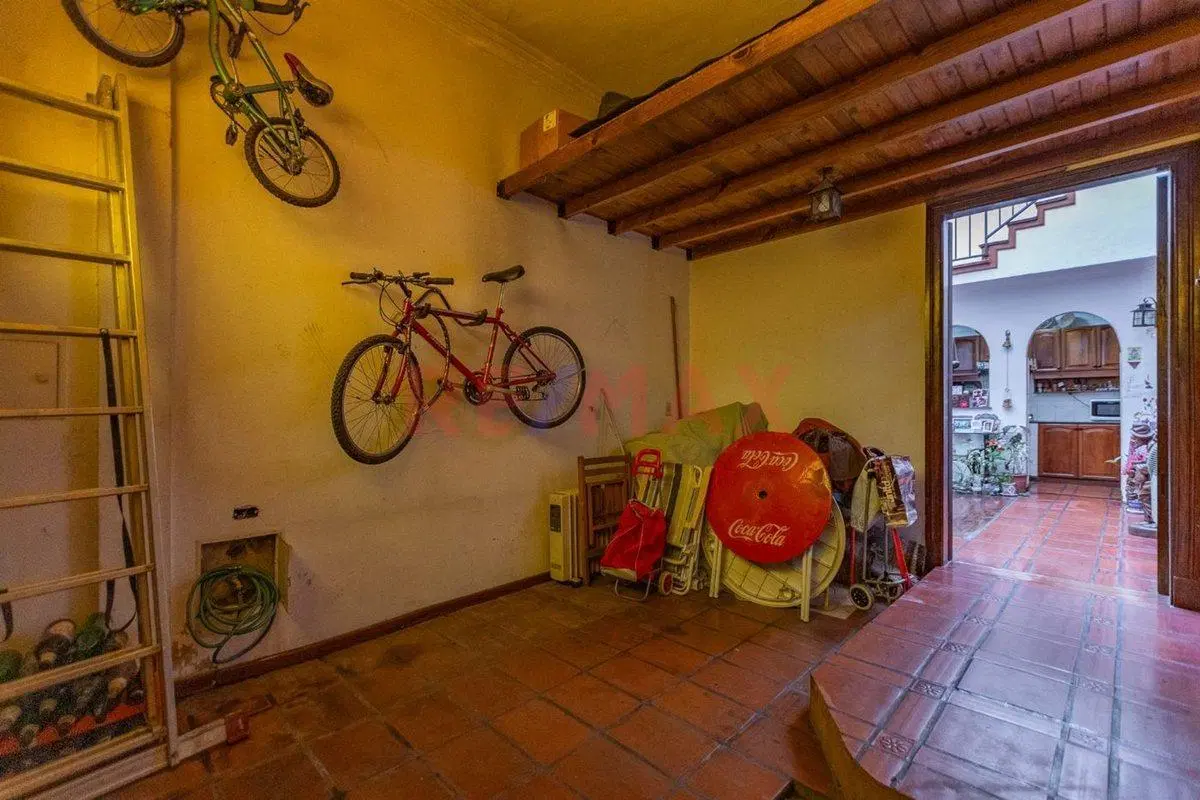 Venta CASA 5 ambientes, Flores, terraza y cochera 2