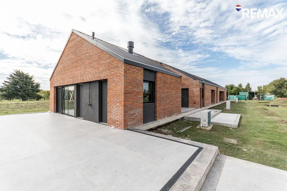 VENTA DE EXCLUSIVA CASA A ESTRENAR - 8 AMB s/1 HA 2