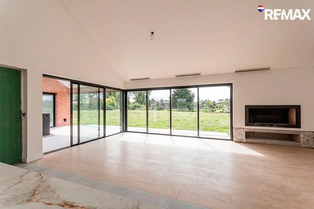 VENTA DE EXCLUSIVA CASA A ESTRENAR - 8 AMB s/1 HA 4