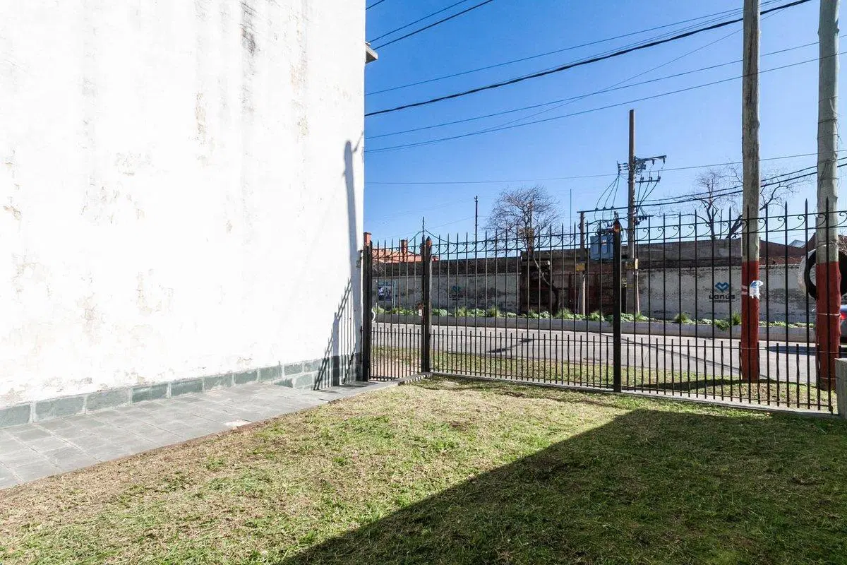 NUEVO VALOR - Casa jardín y patio a reciclar 4