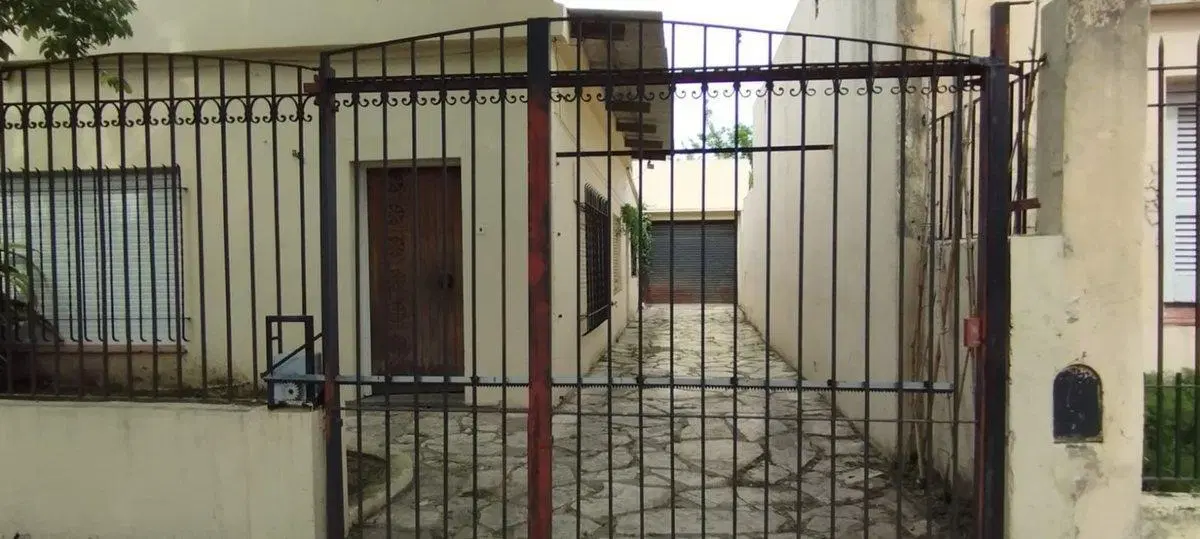 VENTA CASA 4 AMB -PATIO -JARDIN-GARAGE-LAVALLOL 2