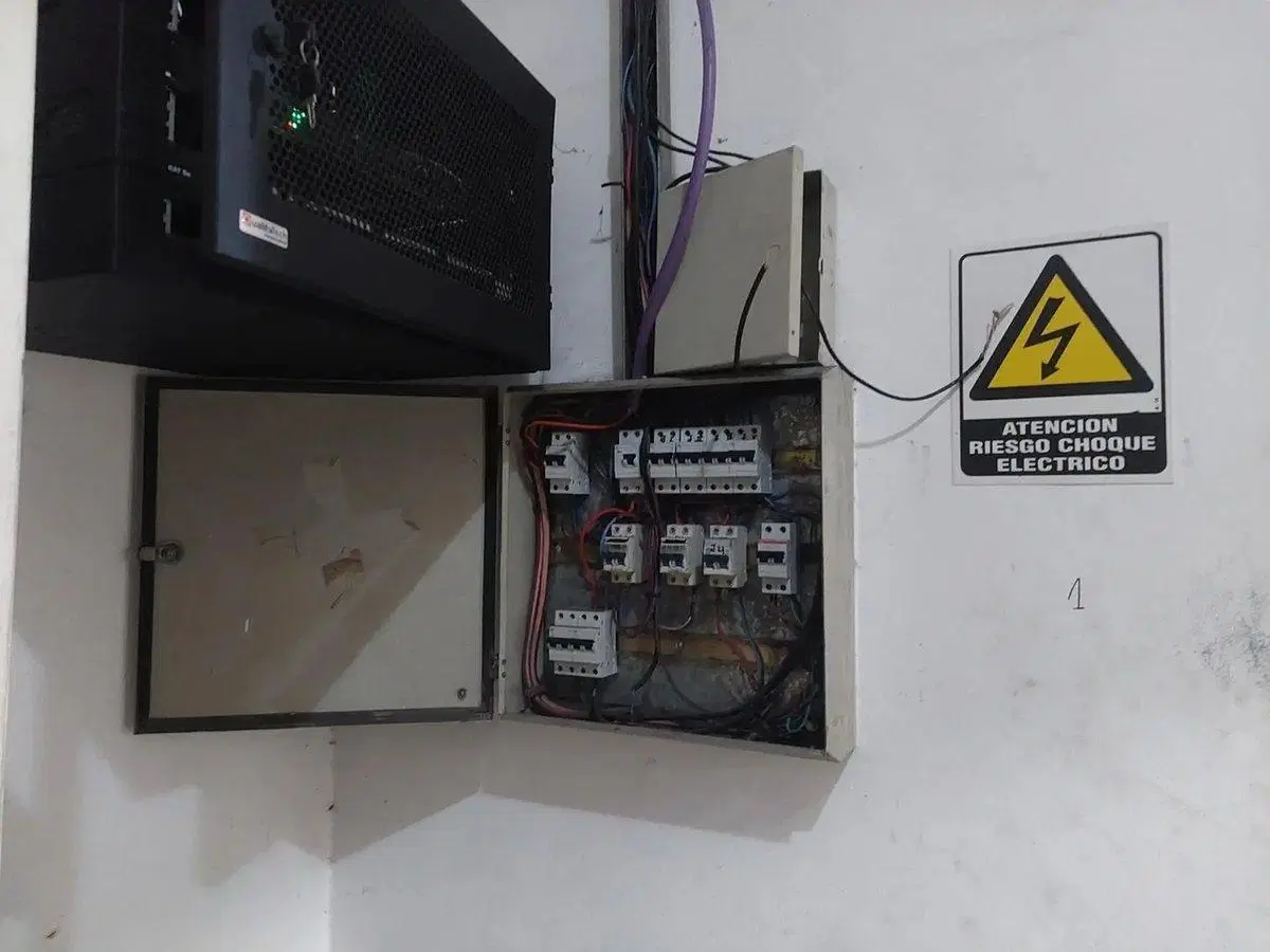 VENTA NAVE INDUSTRIAL CON DEPOSITO Y VIVIENDA 2