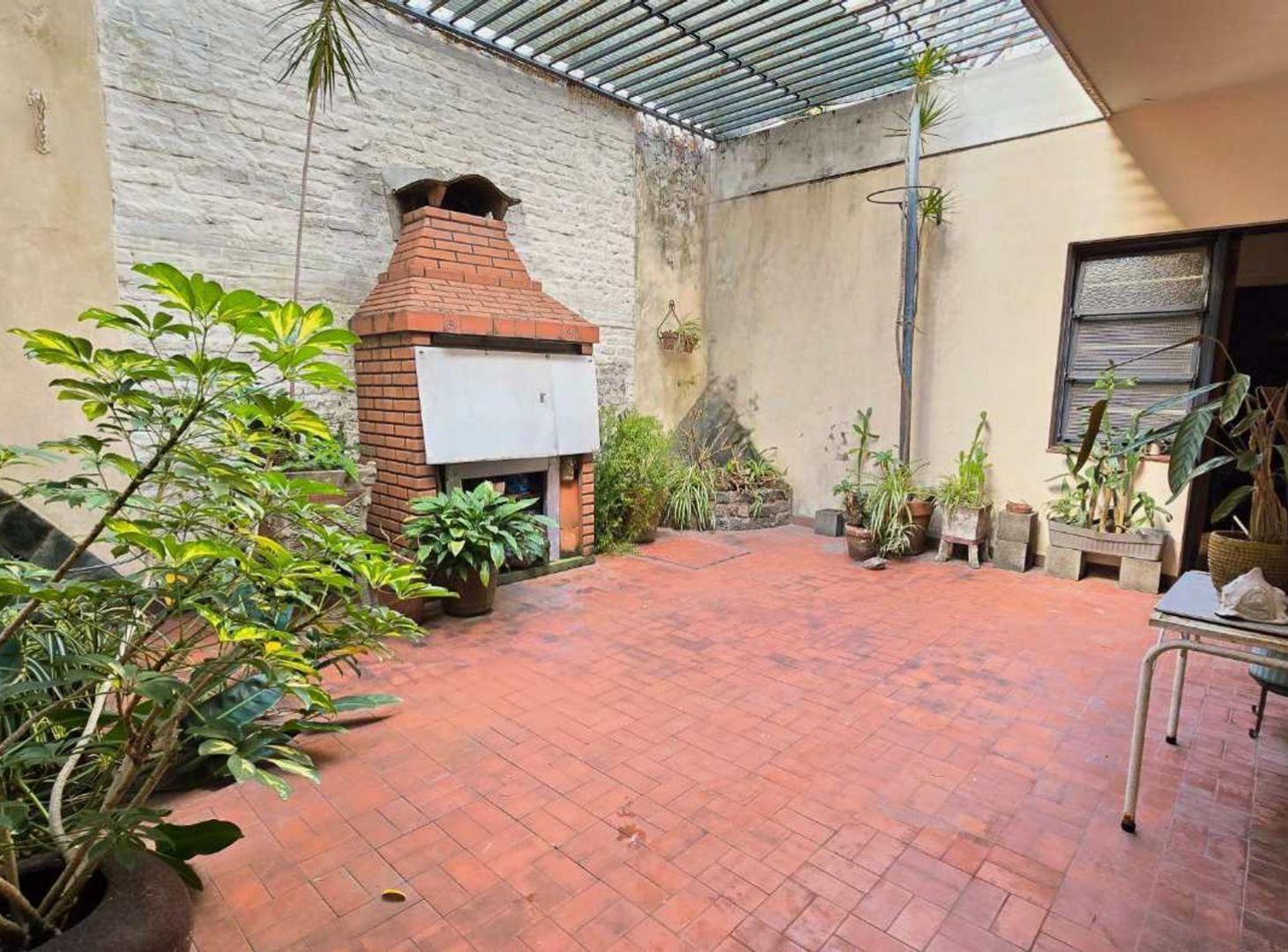 Foto de VENTA CASA CON TERRAZA PATIO Y COCHERA FLORES, imagen 3