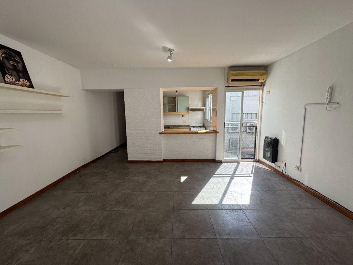 Foto de VENTA PH DE 2 AMB C/TERRAZA FLORES- APTO CREDITO, imagen 3