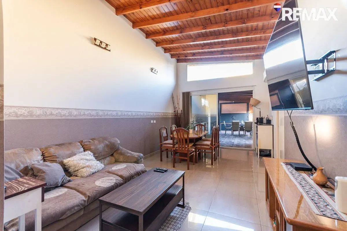 Venta Casa 4 ambientes con piscina climatizada 4