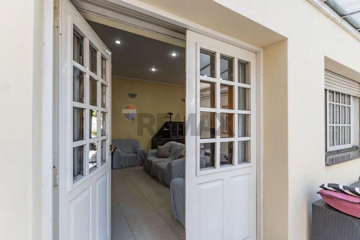 Venta casa 4 ambientes con jardin y cochera Lugano 2
