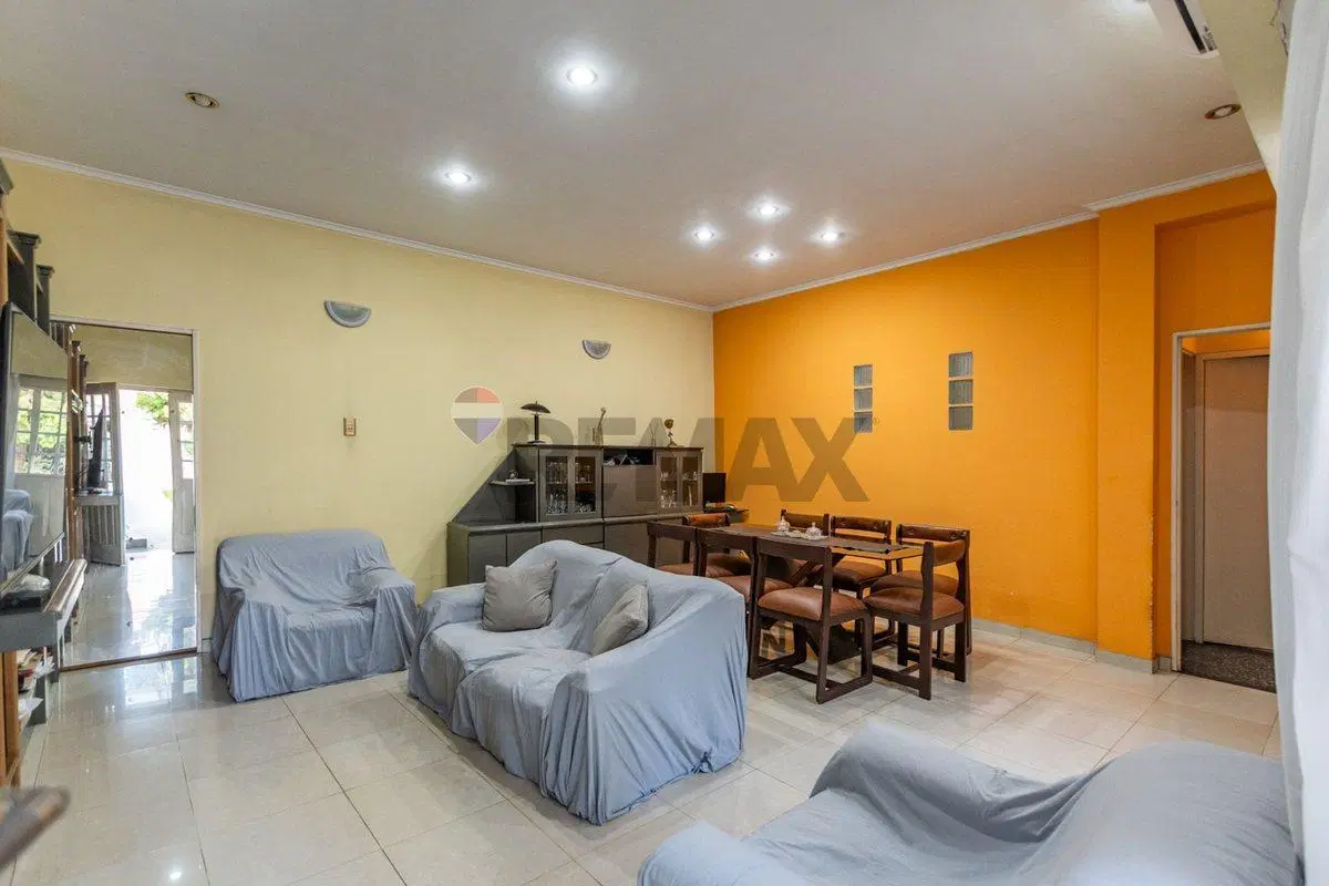 Venta casa 4 ambientes con jardin y cochera Lugano 3