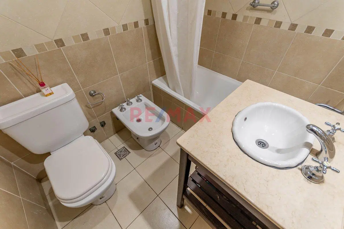 Dpto 3 amb, con balcon, cochera y baulera Lanus O 2