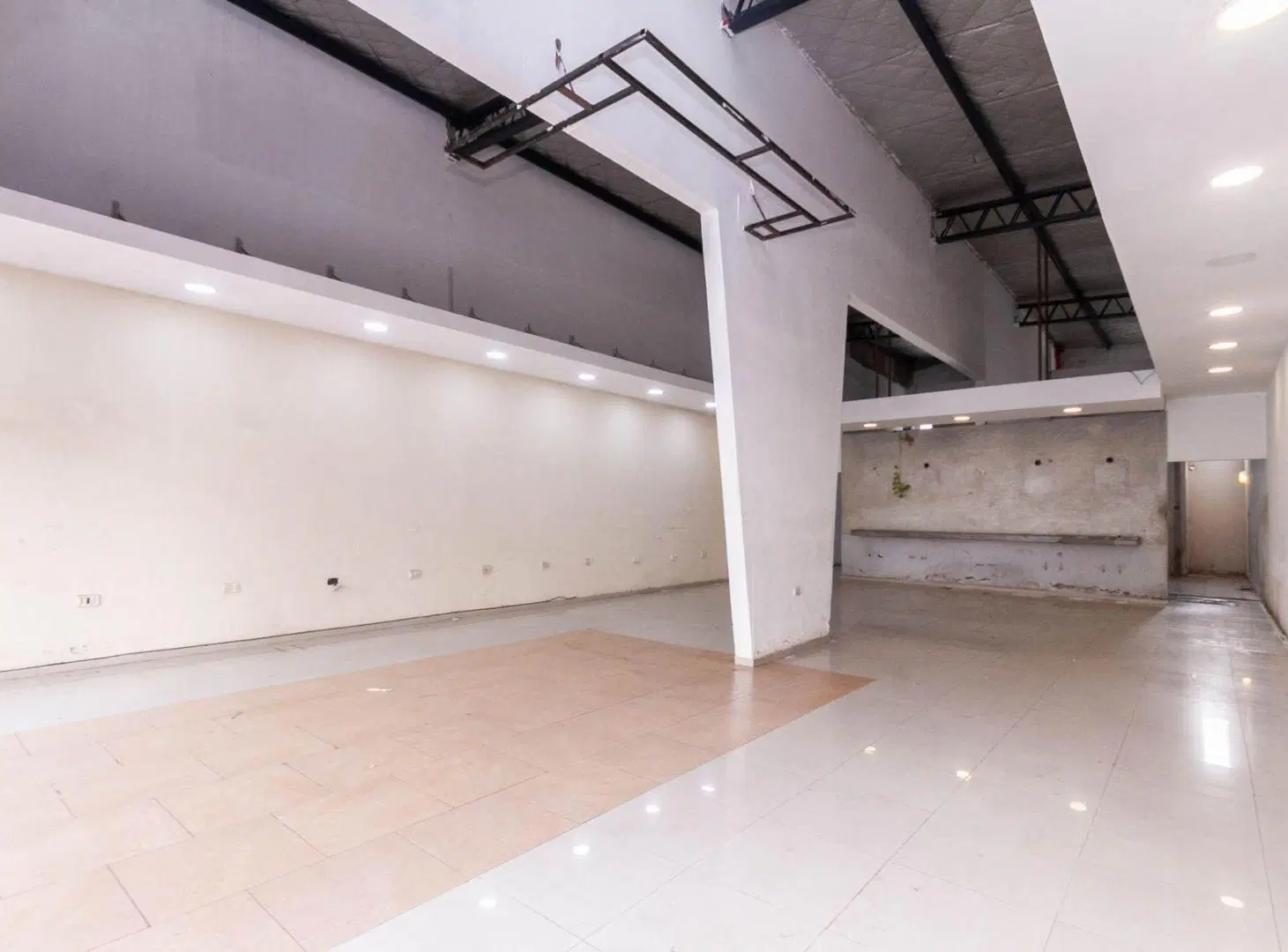 ALQUILER LOCAL COMERCIAL FONDO LIBRE 300M2 TOTAL 4