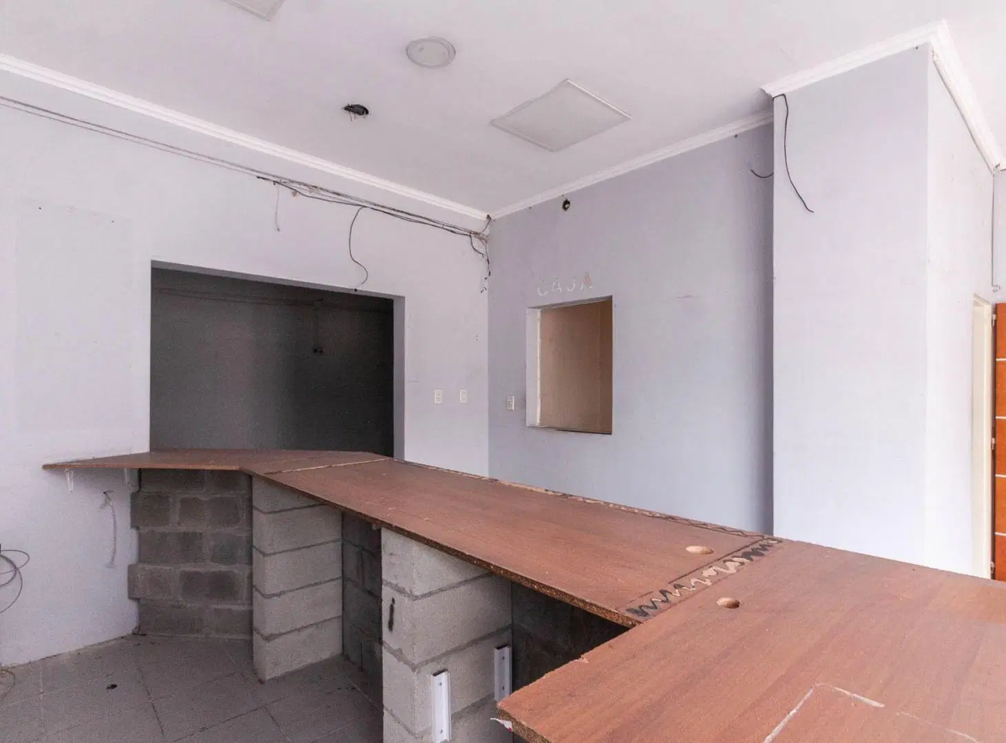 ALQUILER IMPORTANTE ESQUINA LANUS OESTE 200M2 4