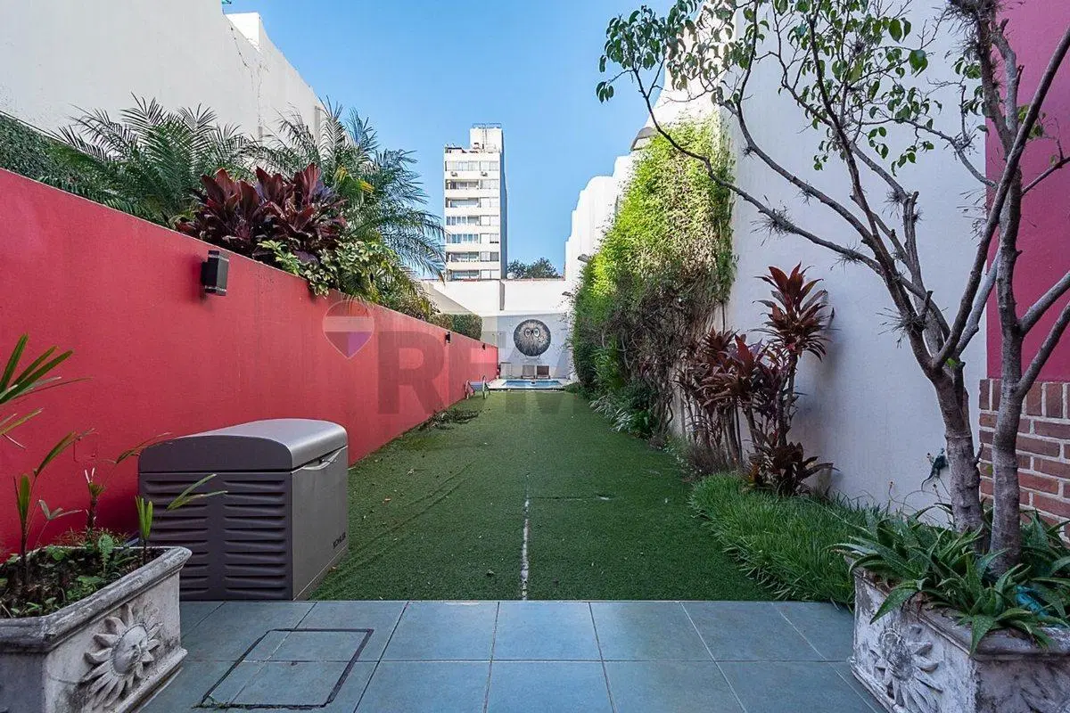 VENTA TRIPLEX PILETA, PARRILLA Y 3 GARAGES ALMAGRO 2