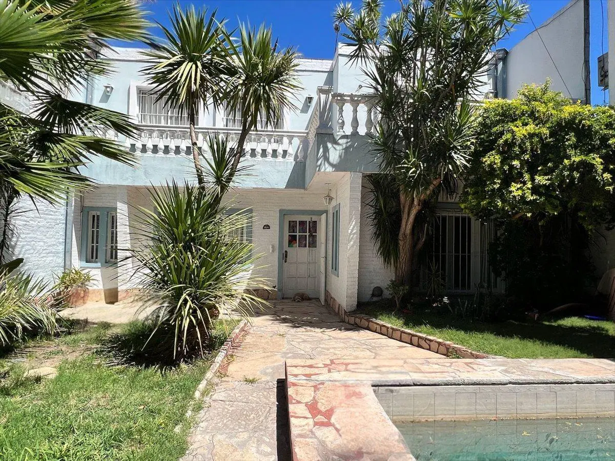 VENTA CASA 5 amb con pileta y cochera HURLINGHAM 3