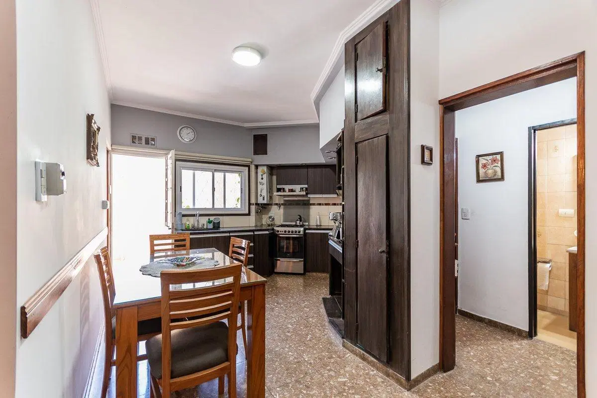 Casa en venta con cochera en Villa lugano 5