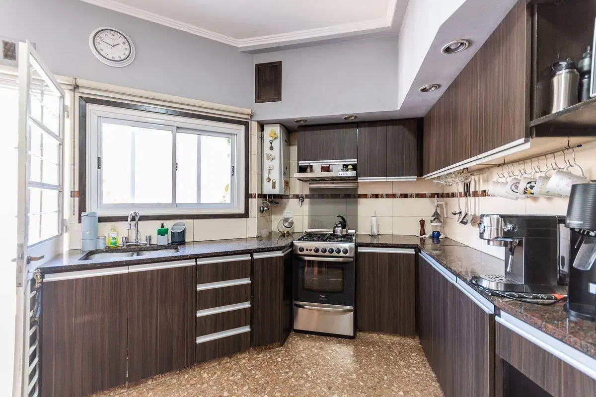 Casa en venta con cochera en Villa lugano 8