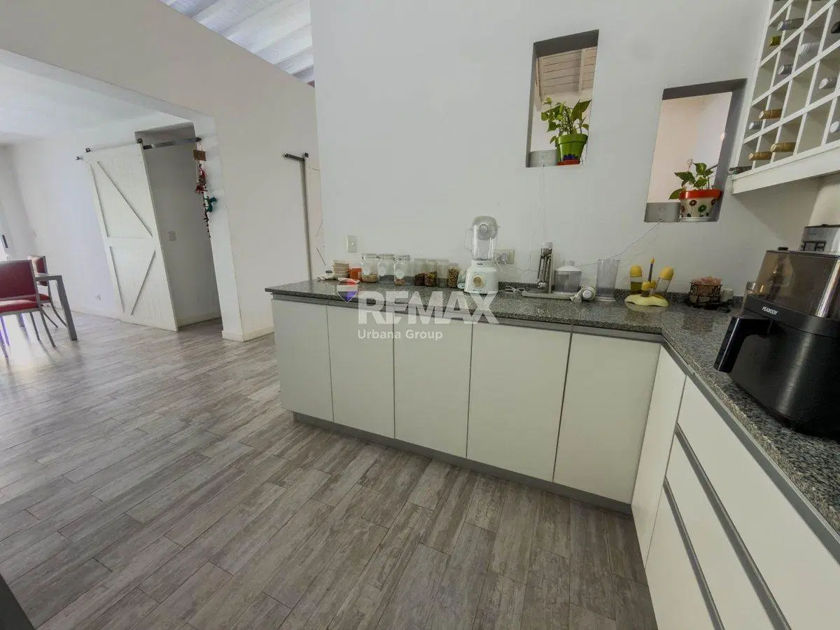 VENTA EXCELENTE CASA CH 5 AMB. C/Coch - SAN ISIDRO 2