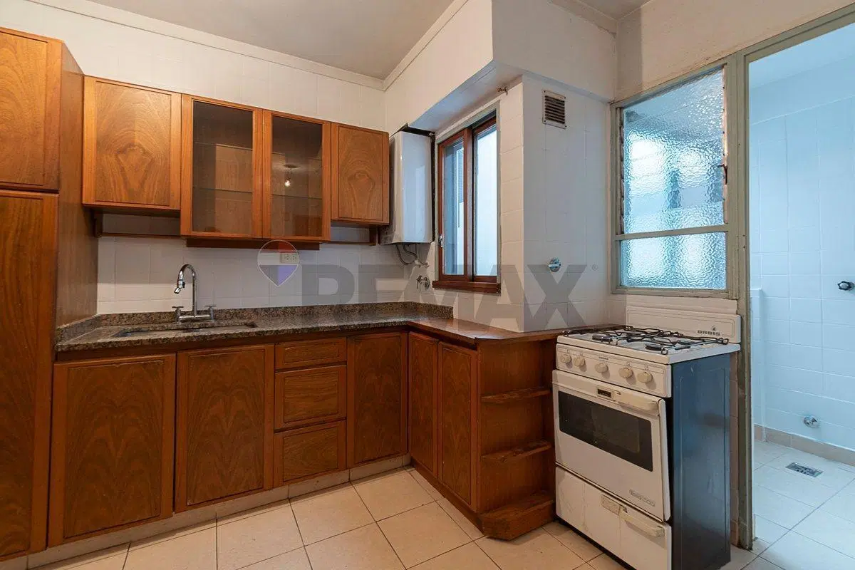 Venta departamento con balcón 4 amb. en Olivos 5