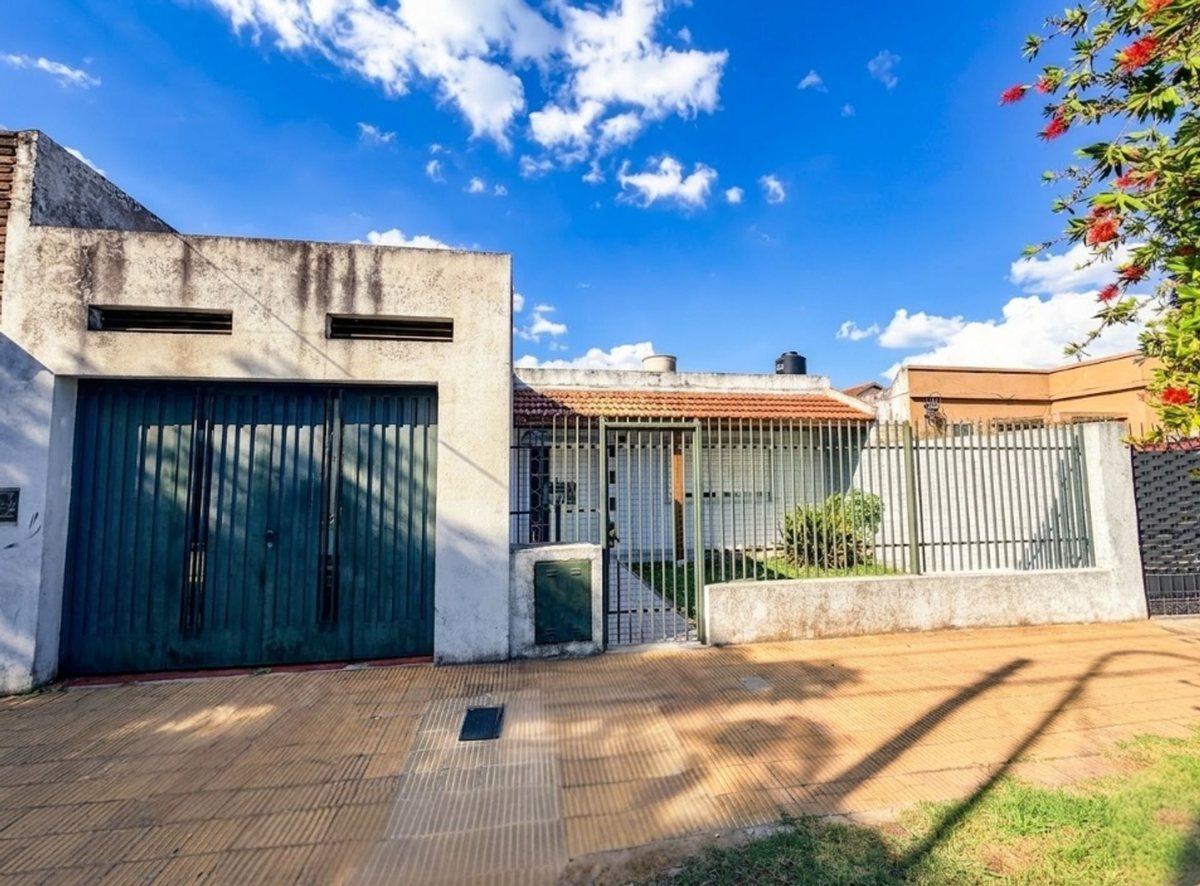 Casa en venta Tapiales con patio, quincho y garage