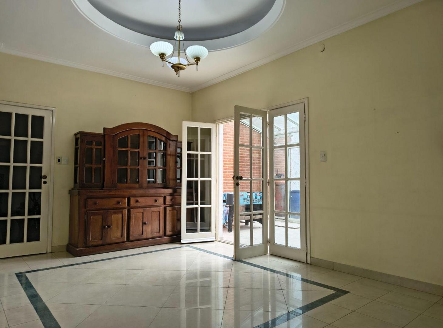 Foto de Alquiler Casa 5 ambientes c/cochera Berazategui, imagen 1