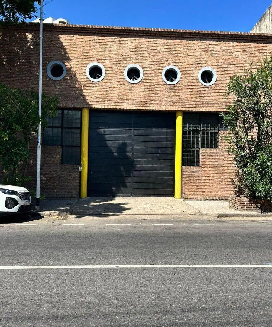 GALPÓN EN ALQUILER EN AVELLANEDA EXCELENTE ESTADO 2