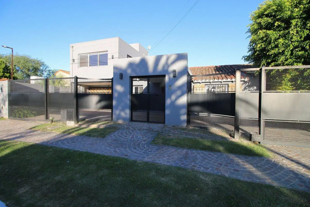 CASA 4 AMB CON QUINCHO Y PILETA EN CIUDAD EVITA 3