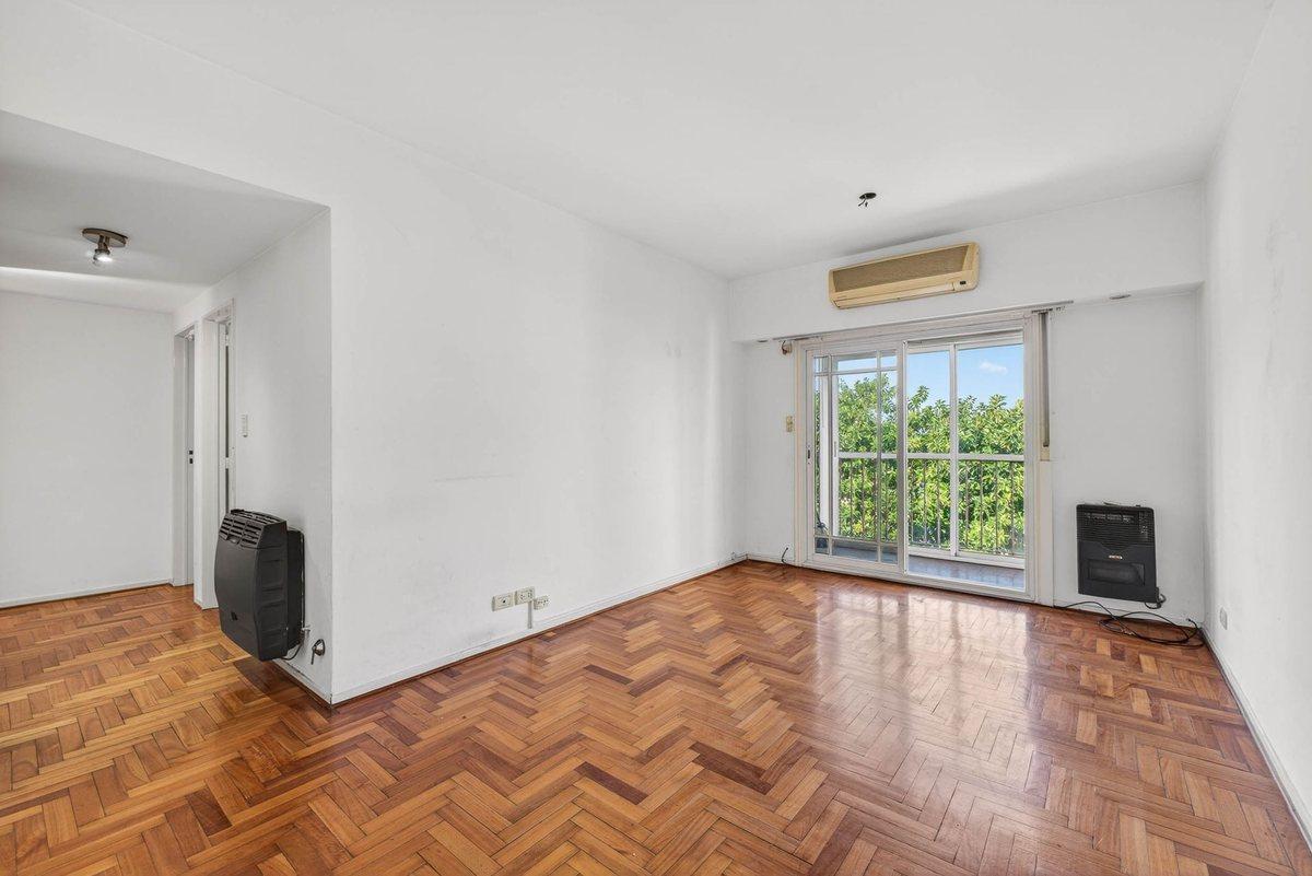 Foto de EN VENTA Departamento 4amb con balcón Refaccionado, imagen 2
