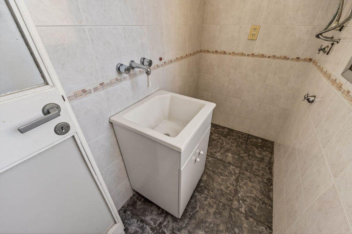 Foto de EN VENTA Departamento 4amb con balcón Refaccionado, imagen 4