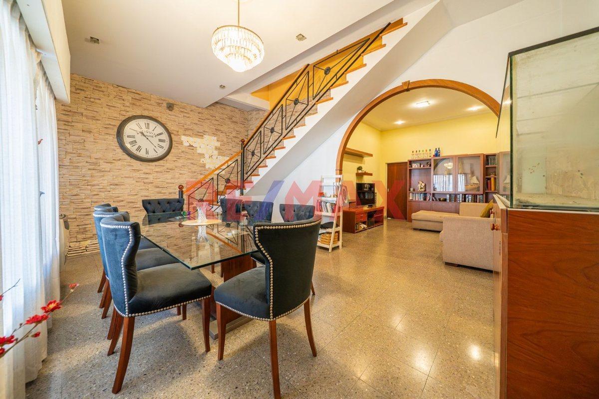 Foto de VENTA CASA 6 AMB C/QUINCHO y PILETA -Villa Adelina, imagen 1