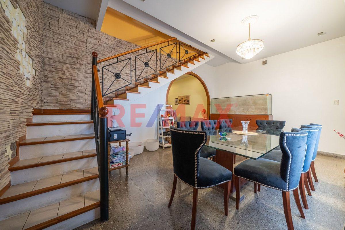 Foto de VENTA CASA 6 AMB C/QUINCHO y PILETA -Villa Adelina, imagen 2