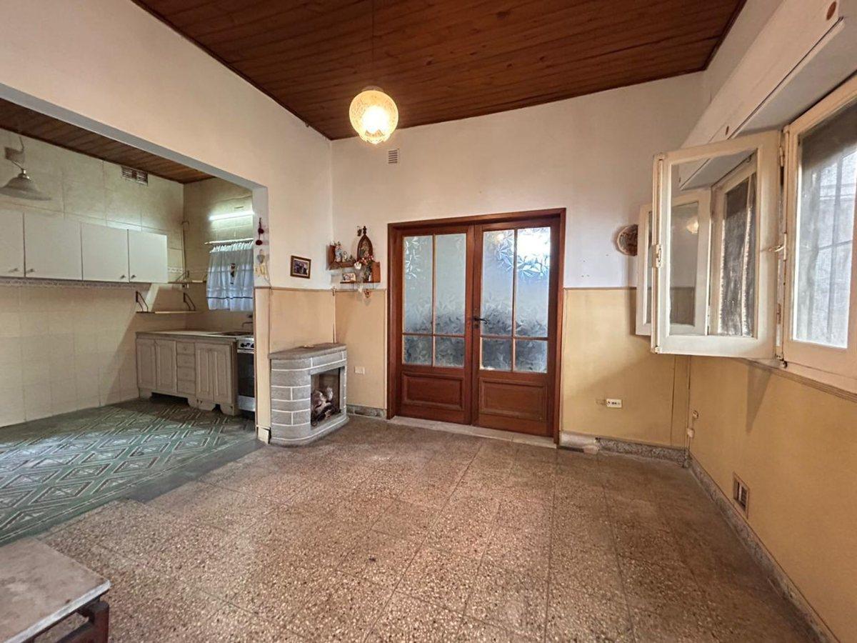 Foto de CASA PARA DOS FAMILIAS O VIVIENDA Y RENTA LANÚS O, imagen 1